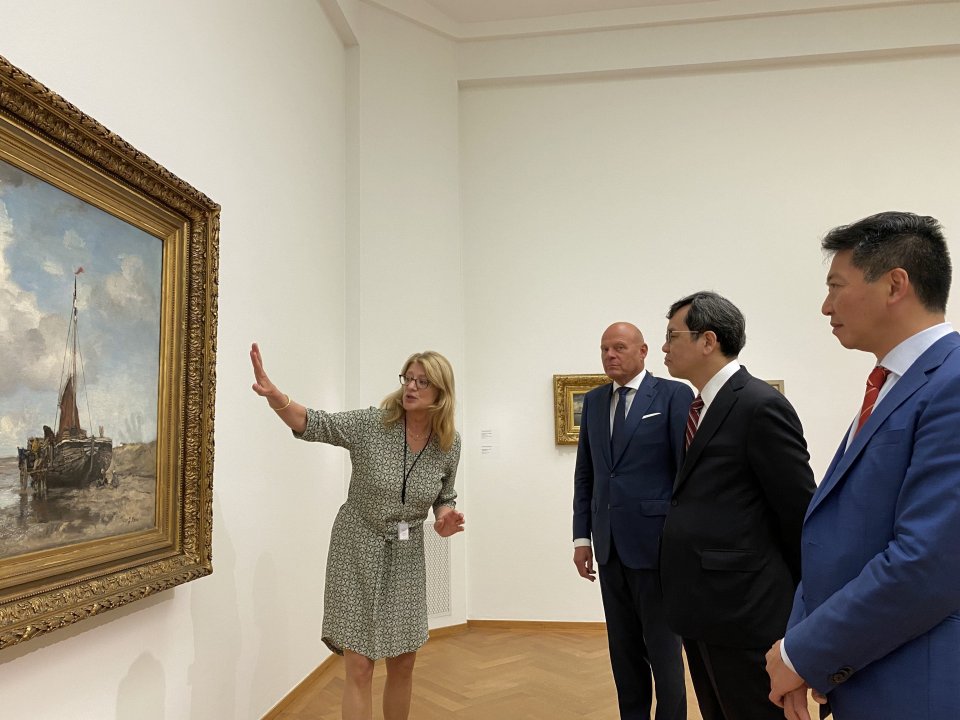 6. The Hague - guests attend a private tour of Kunstmuseum before the dinner.jpg