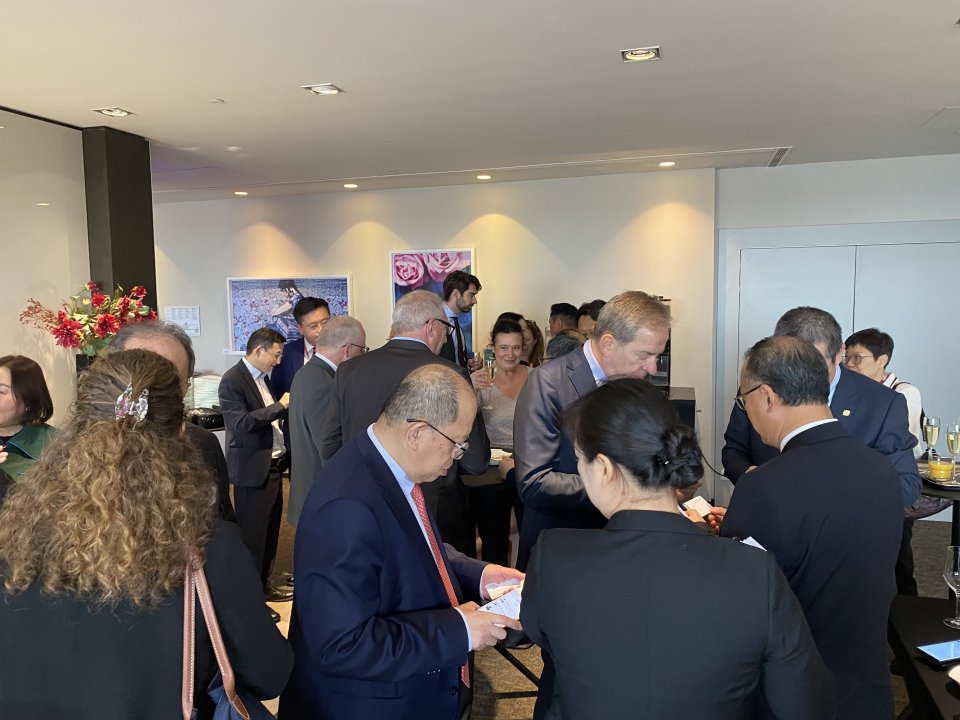 HK business delegation in Brussels -people mingling.jpg