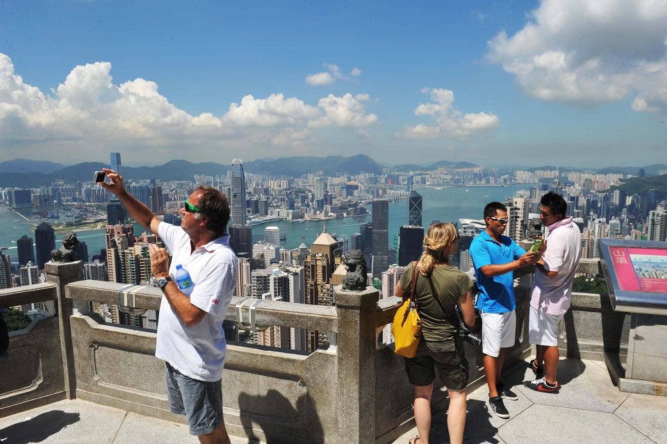 Visiting-Tourists-on-the-Peak